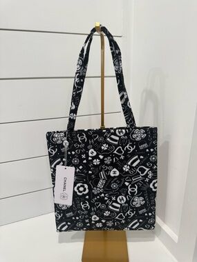 CHANEL Beaute black & White Logo Print Tote Bag GWP *RARE*